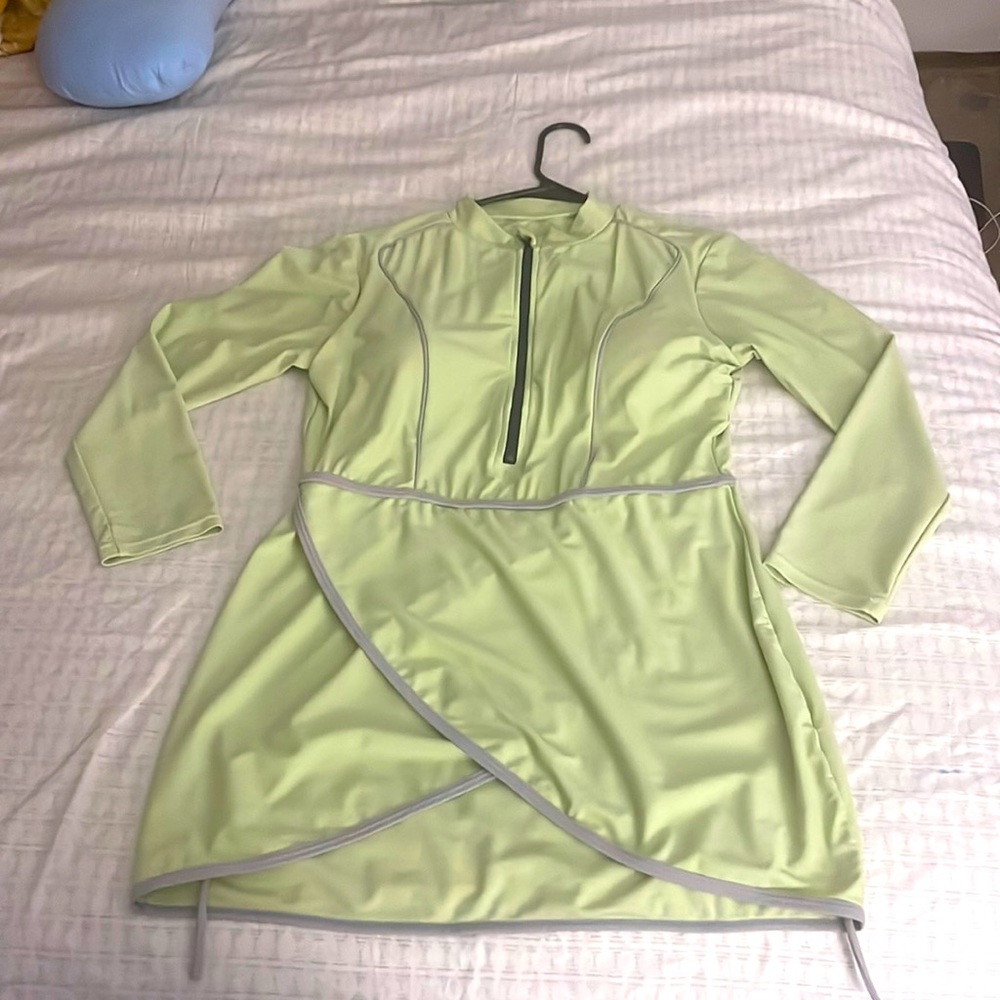 Very nice full coverage swim suit. Comes with the leggings that match